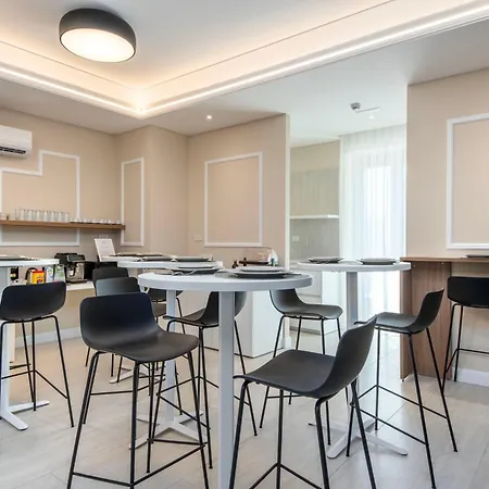 Plaza Downtown بيت ضيافة 4*